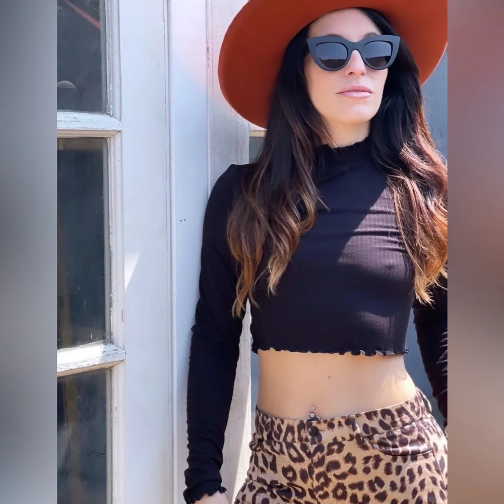 NWT Ribbed Long‎ Sleeve Crop Top - Picture 2 of 5